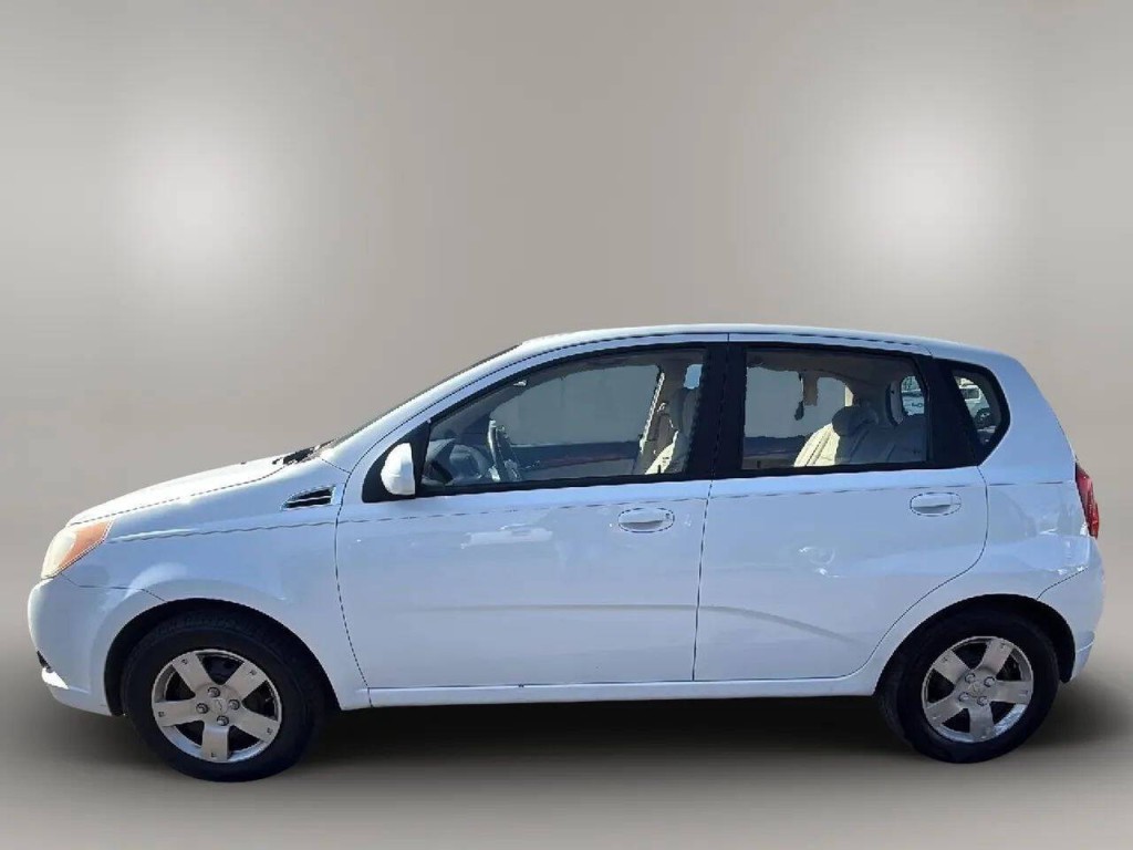 2011 Chevrolet Aveo Image 2
