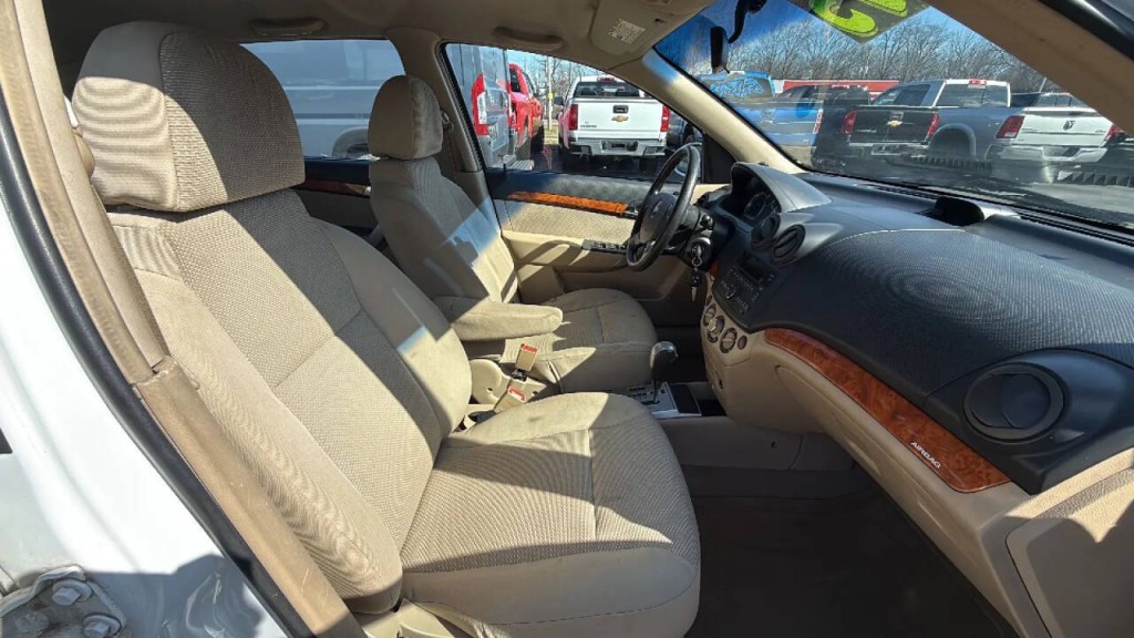 2011 Chevrolet Aveo Image 16