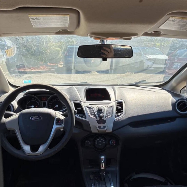 2012 Ford Fiesta Image 6