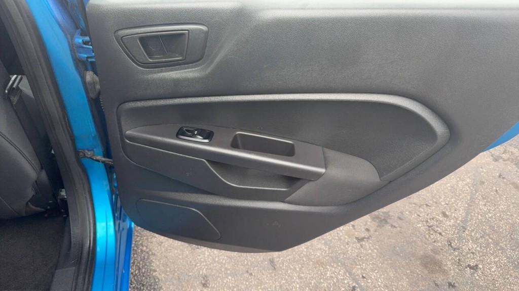 2012 Ford Fiesta Image 10