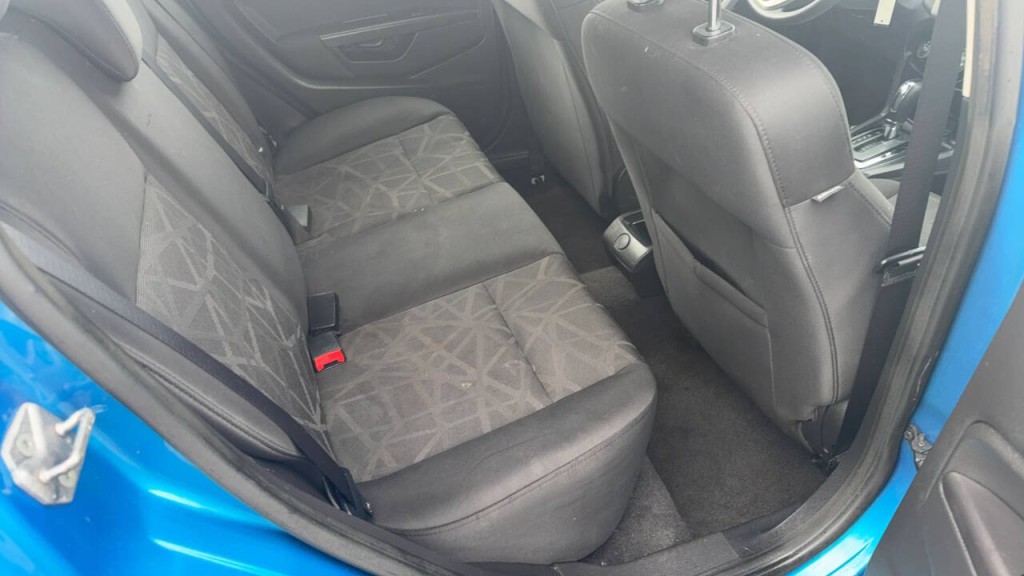 2012 Ford Fiesta Image 11