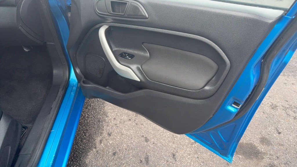 2012 Ford Fiesta Image 12