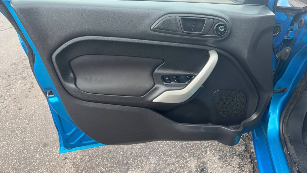 2012 Ford Fiesta Image 6