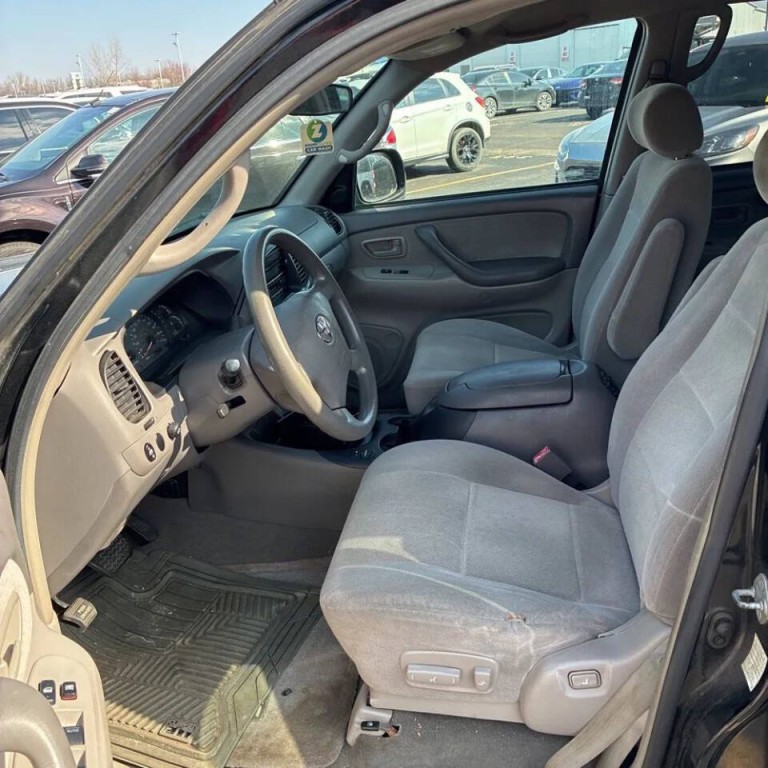 2004 Toyota Sequoia Image 4