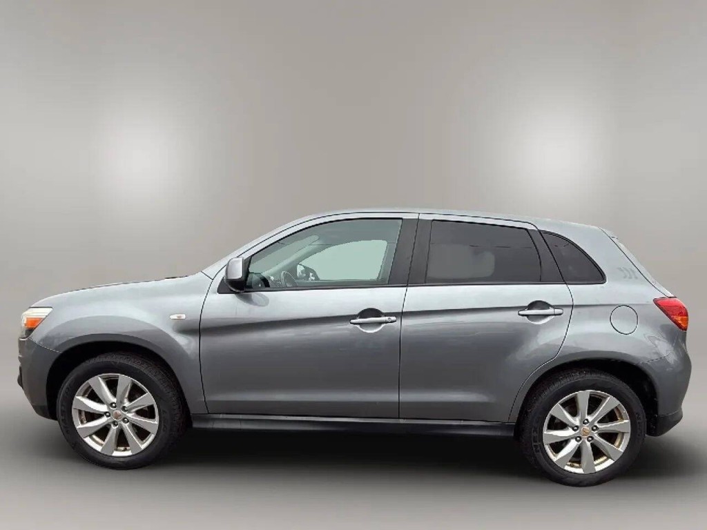 2013 Mitsubishi Outlander Image 2