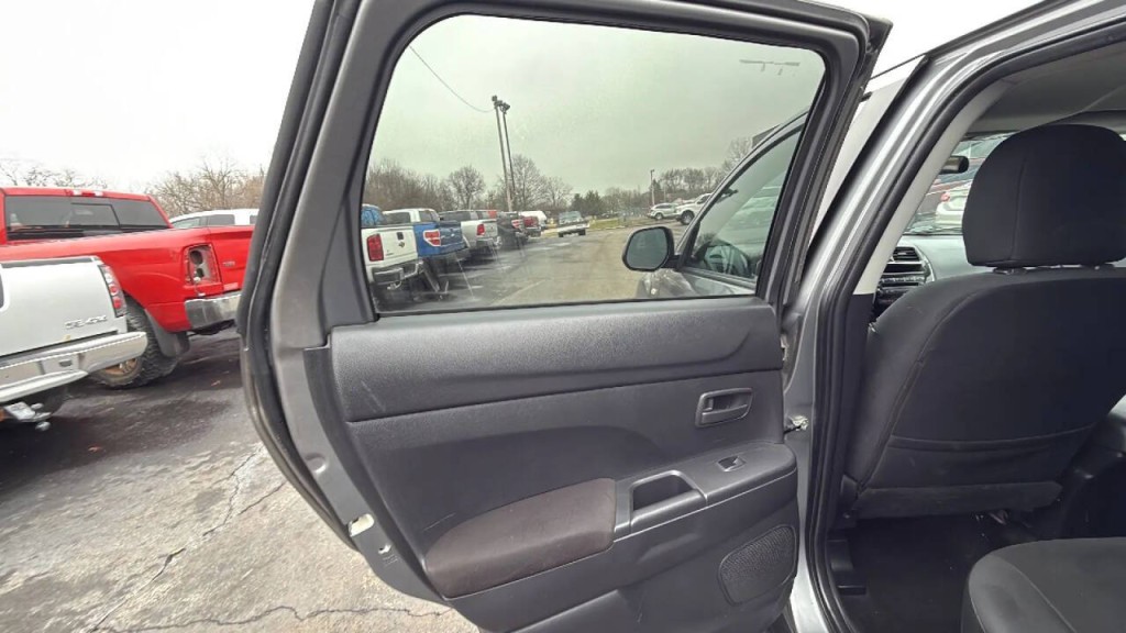 2013 Mitsubishi Outlander Image 11