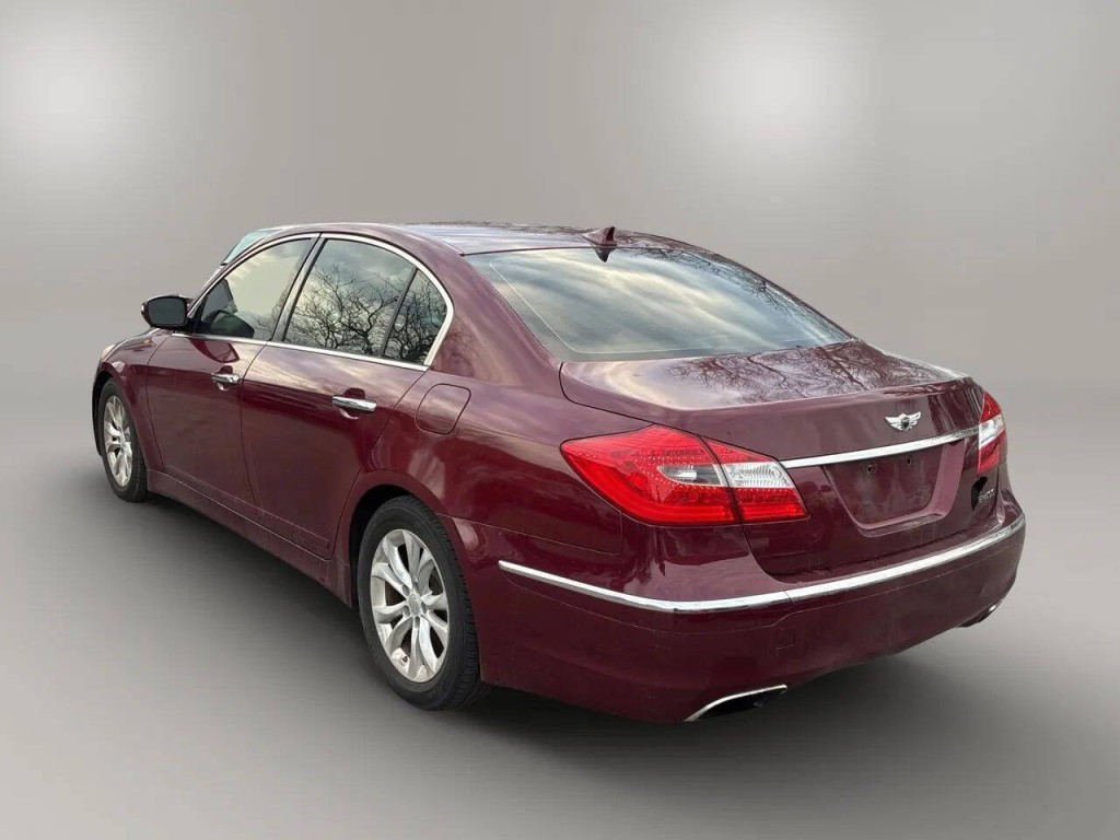 2012 Hyundai Genesis Image 2