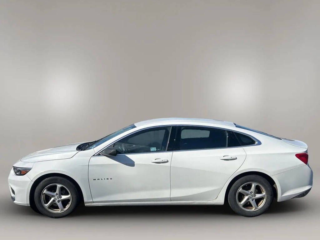 2016 Chevrolet Malibu Image 2