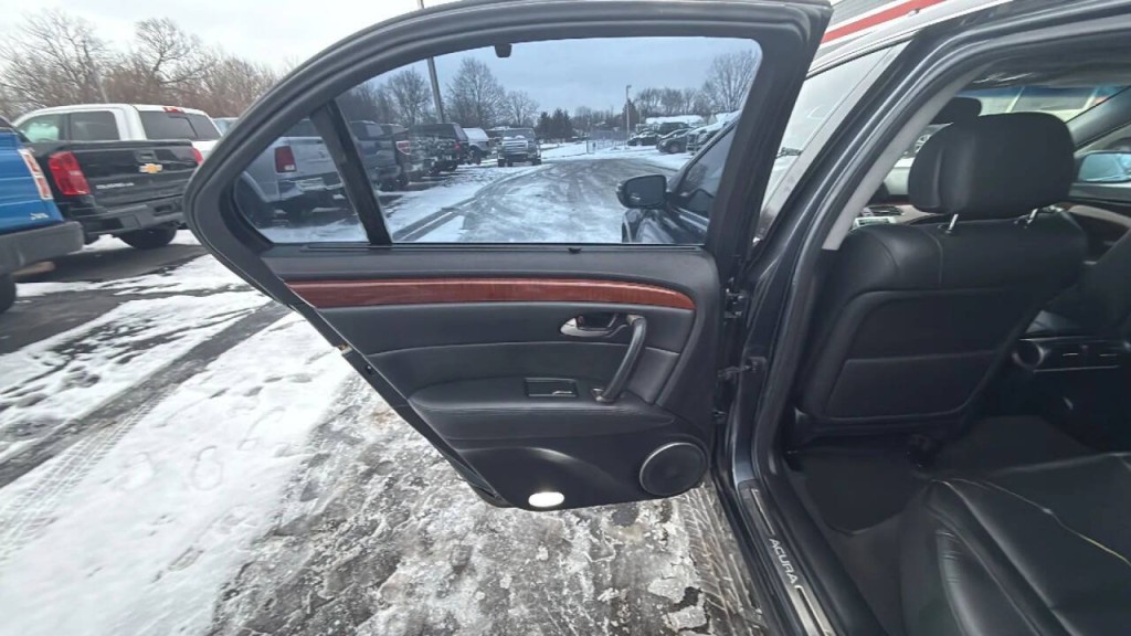 2005 Acura RL Image 11