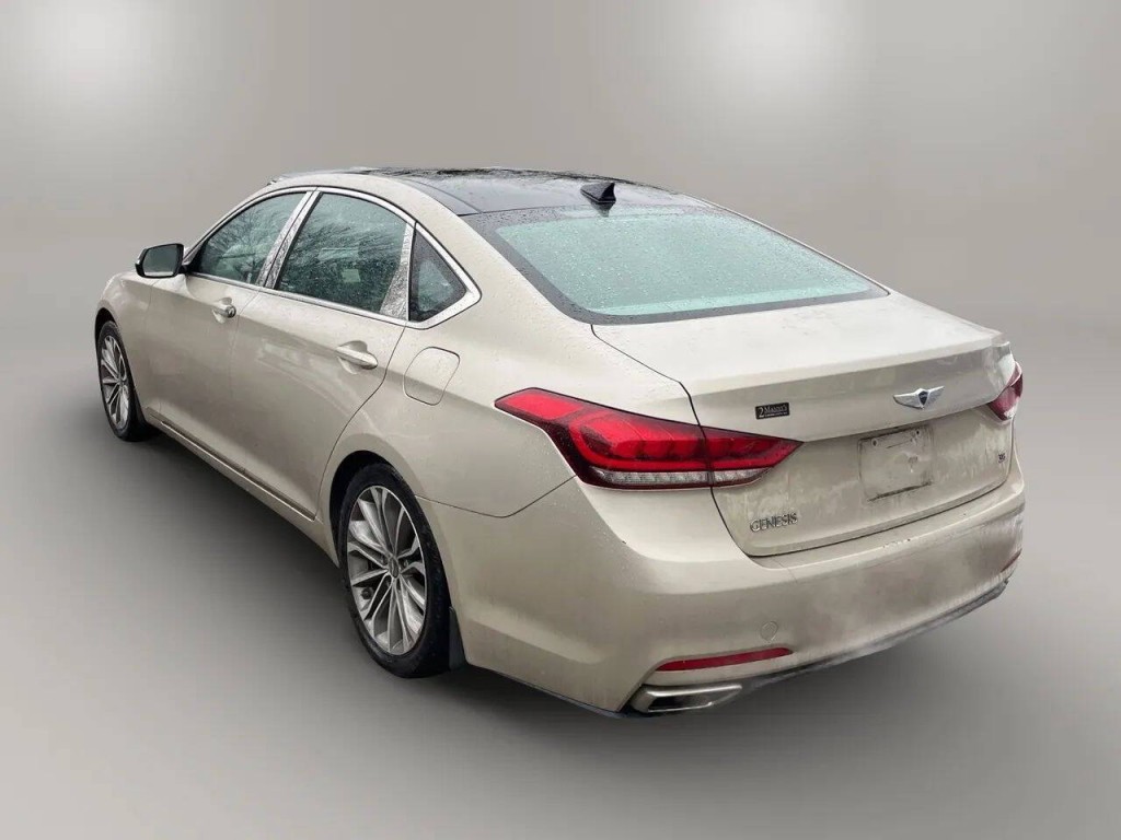 2015 Hyundai Genesis Image 2