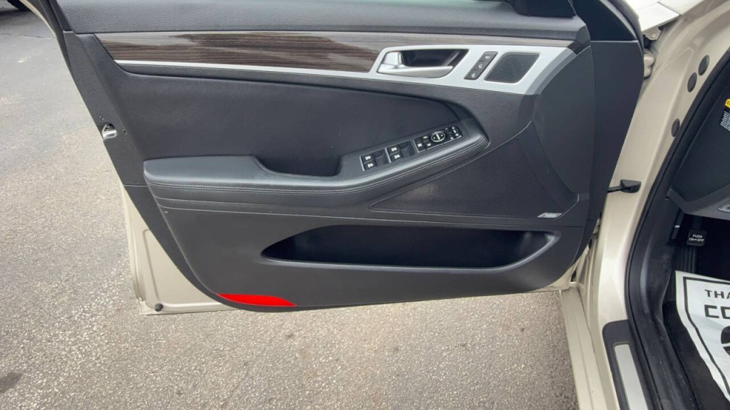 2015 Hyundai Genesis Image 9