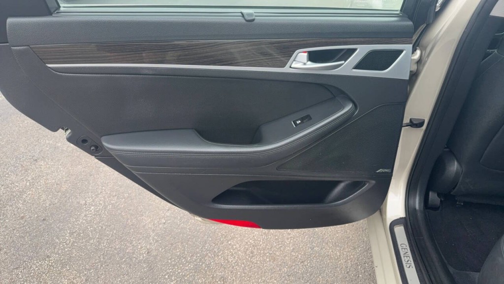 2015 Hyundai Genesis Image 11