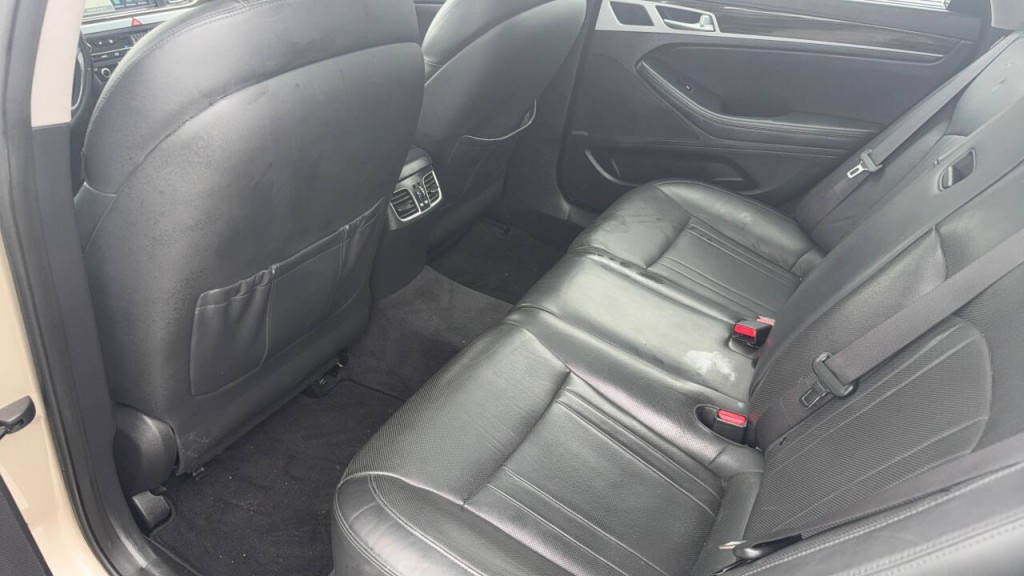 2015 Hyundai Genesis Image 12