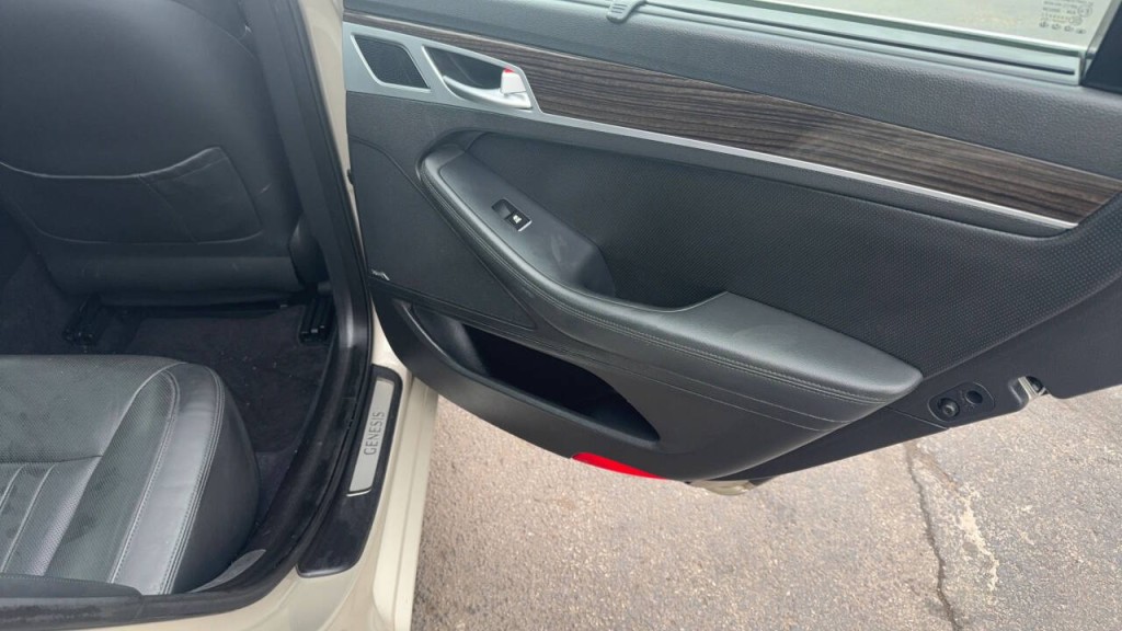 2015 Hyundai Genesis Image 15