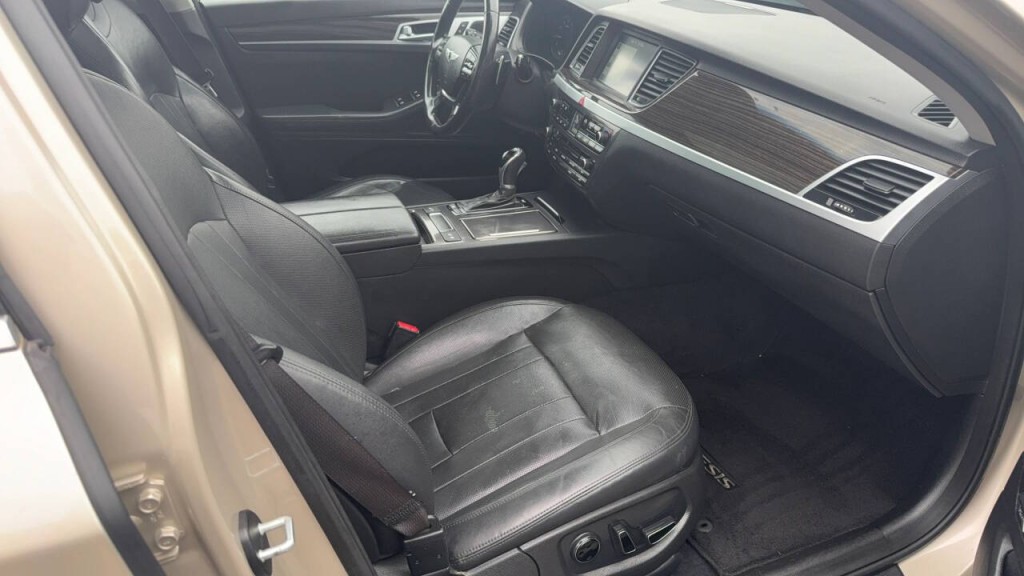 2015 Hyundai Genesis Image 16