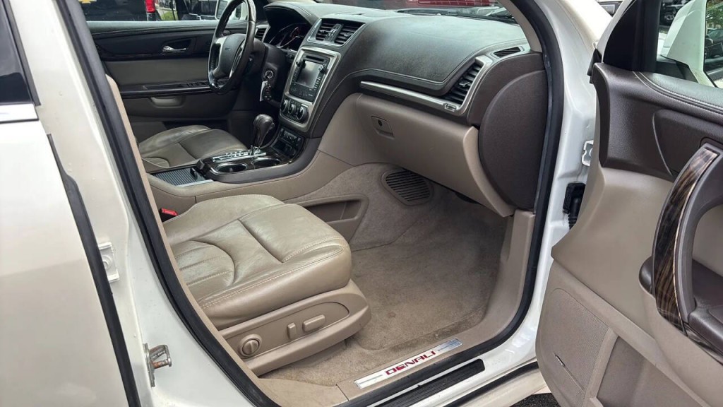 2015 GMC Acadia Image 17