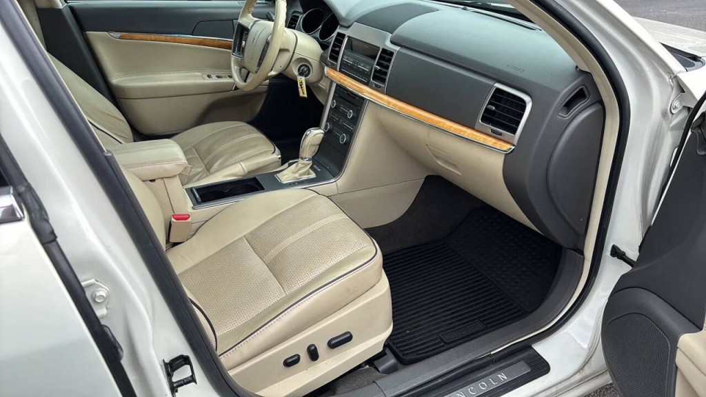 2012 Lincoln MKZ Image 16