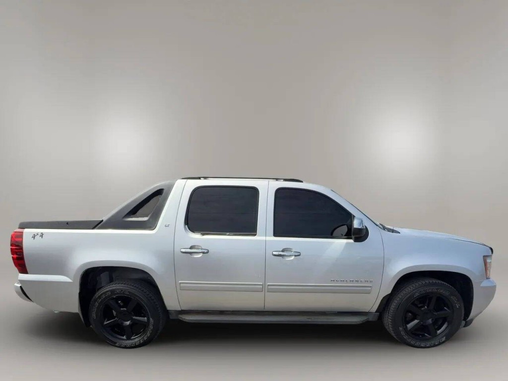 2012 Chevrolet Avalanche Image 8