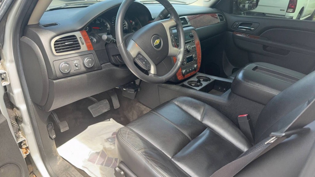 2012 Chevrolet Avalanche Image 10