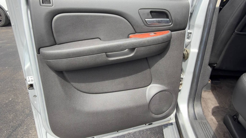 2012 Chevrolet Avalanche Image 11