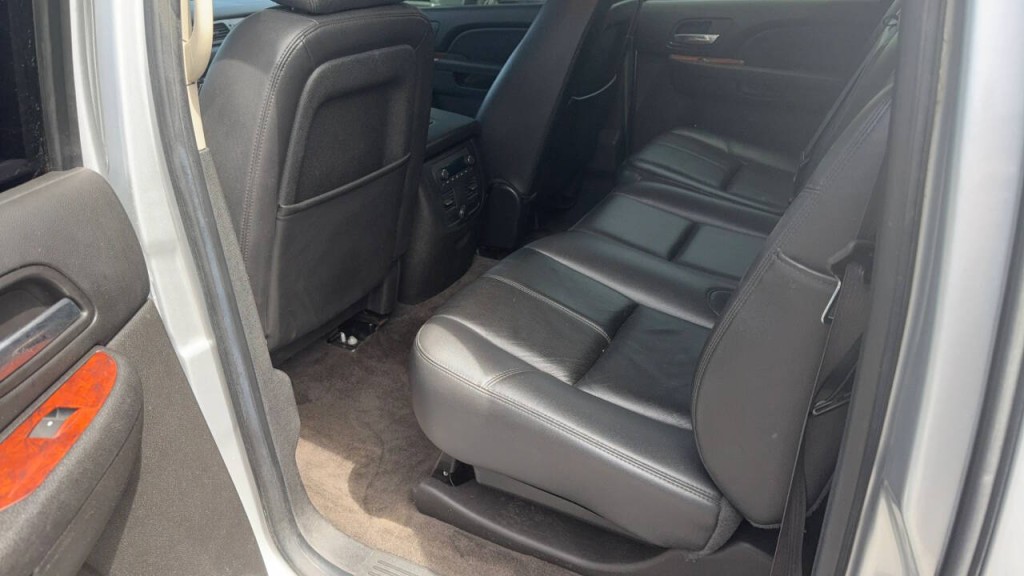 2012 Chevrolet Avalanche Image 12
