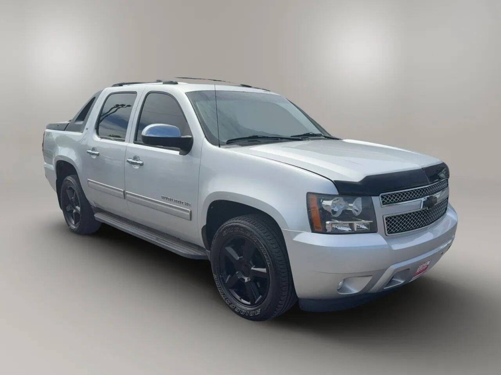 2012 Chevrolet Avalanche Image 2