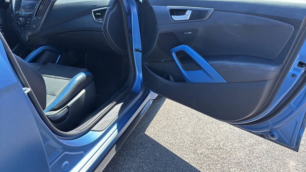2016 Hyundai Veloster Image 12