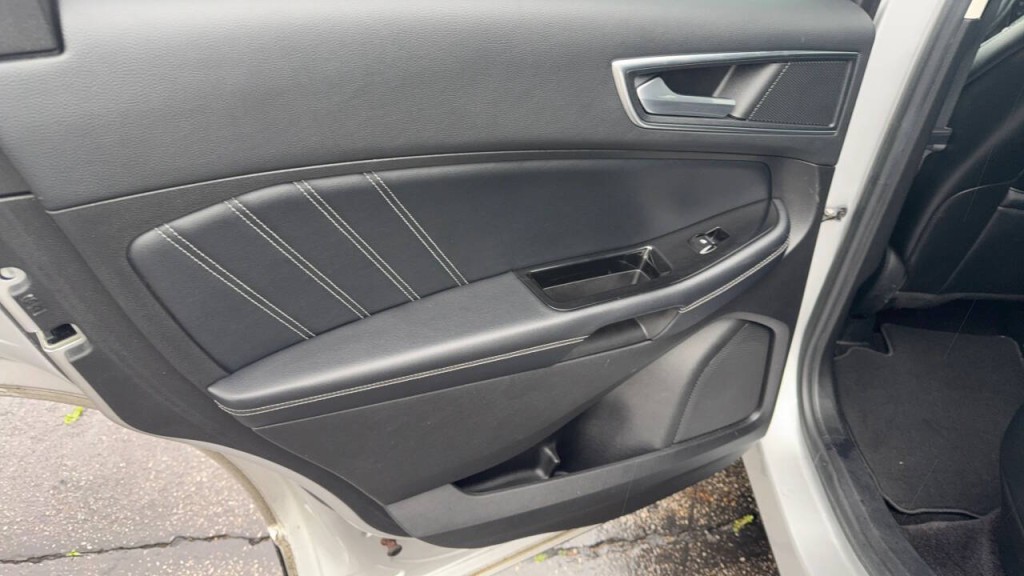 2017 Ford Edge Image 11