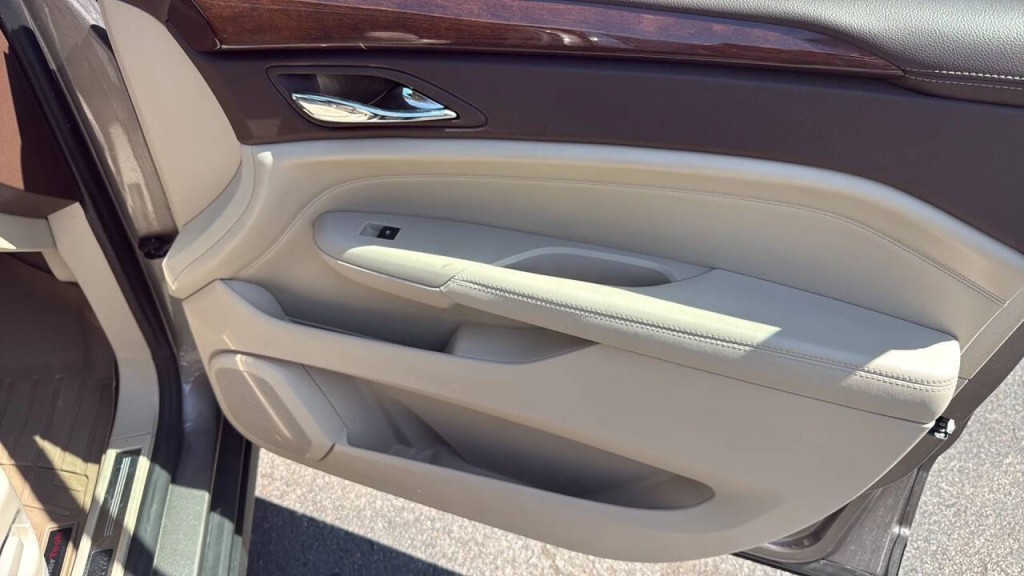 2011 Cadillac SRX Image 16