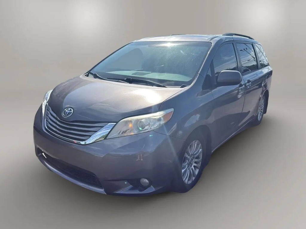 2015 Toyota Sienna Image 1