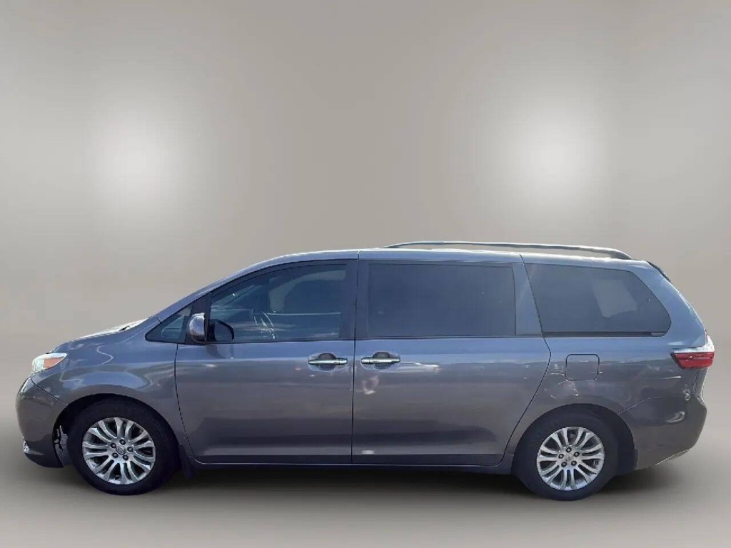 2015 Toyota Sienna Image 2