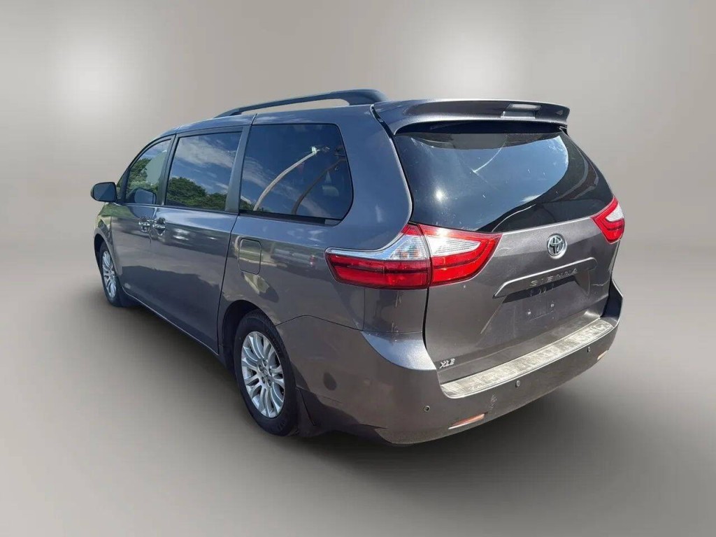 2015 Toyota Sienna Image 3