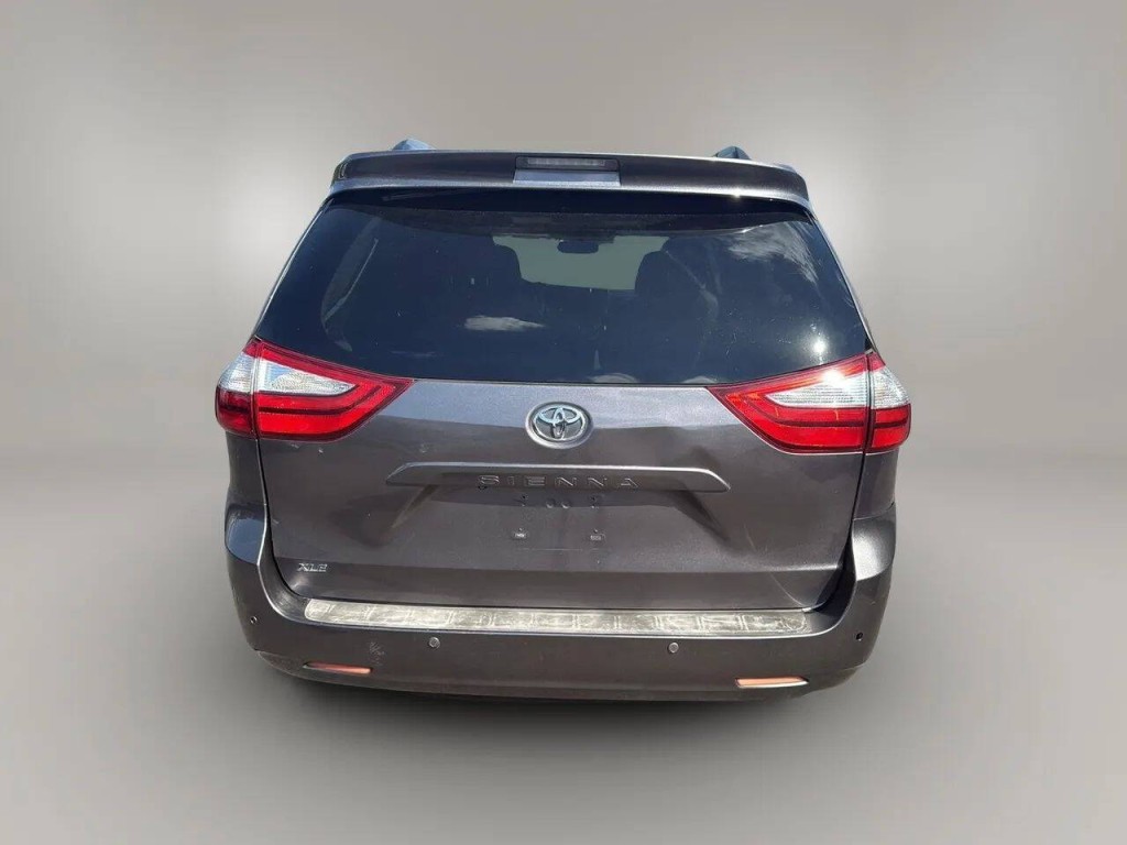 2015 Toyota Sienna Image 4