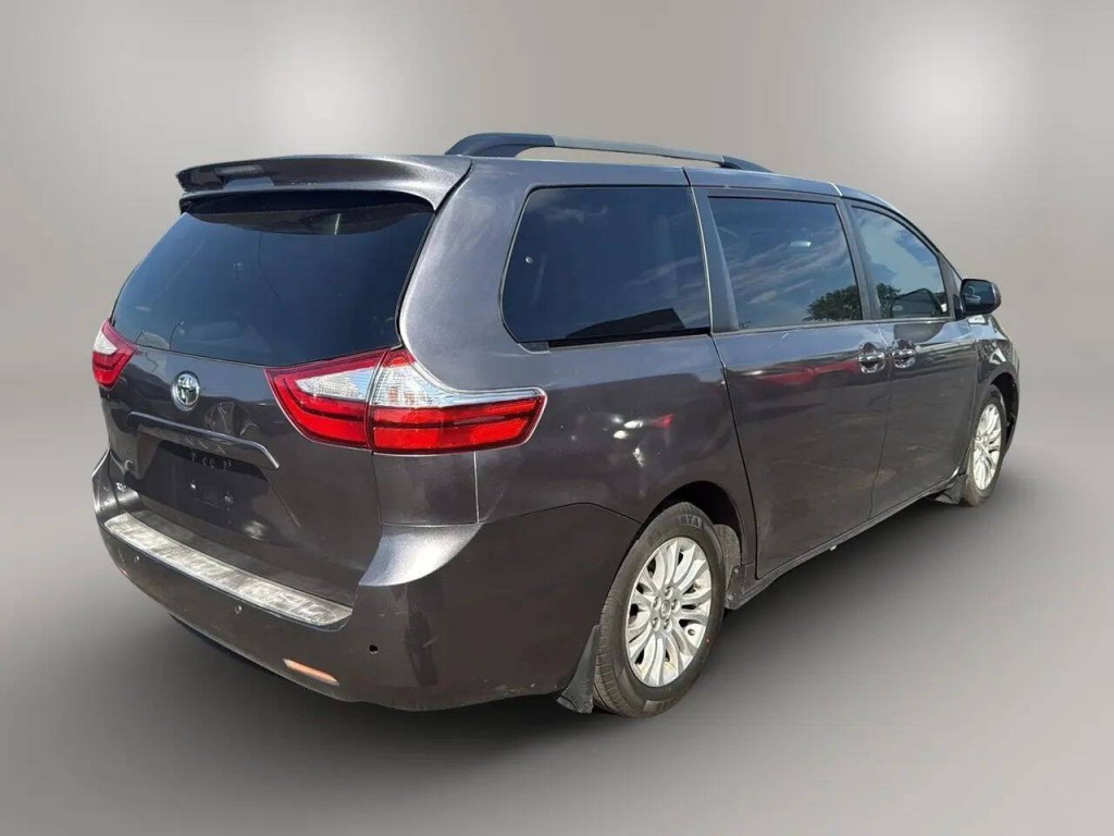 2015 Toyota Sienna Image 5