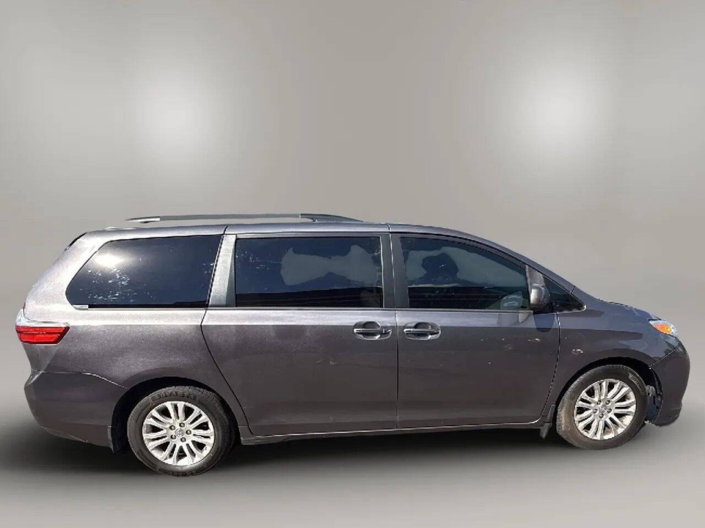 2015 Toyota Sienna Image 6