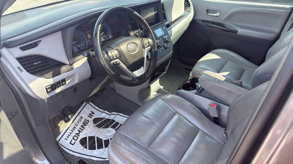 2015 Toyota Sienna Image 10
