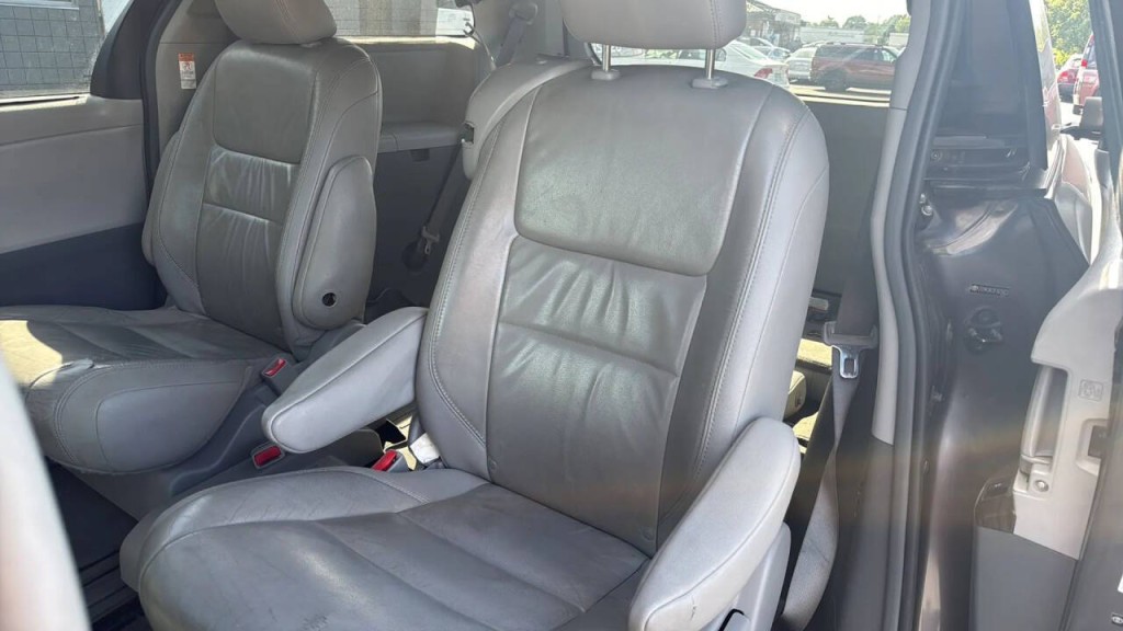 2015 Toyota Sienna Image 11