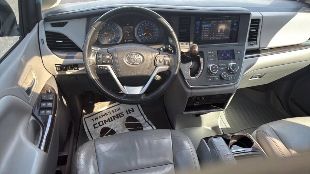 2015 Toyota Sienna Image 12