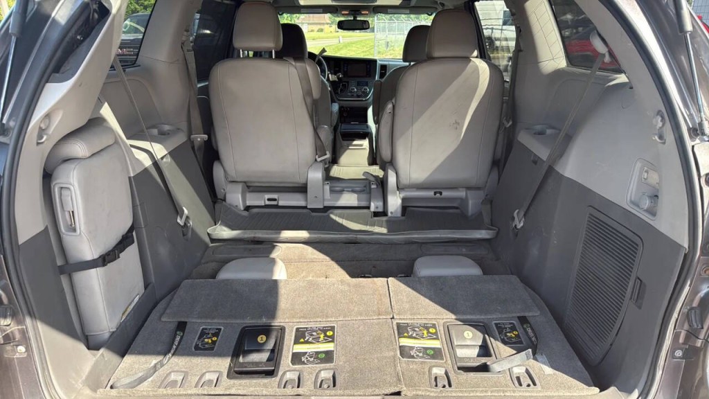 2015 Toyota Sienna Image 13