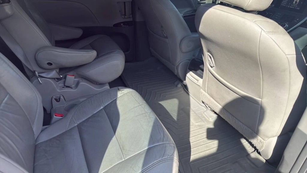 2015 Toyota Sienna Image 14