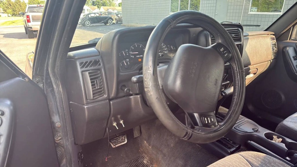 2001 Jeep Cherokee Image 10