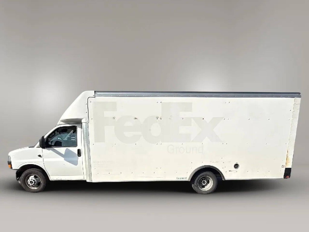 2017 GMC Savana Image 2