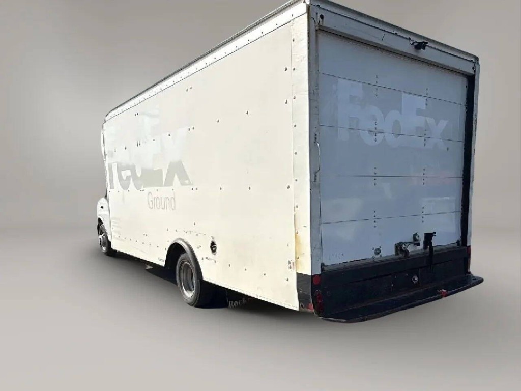 2017 GMC Savana Image 3