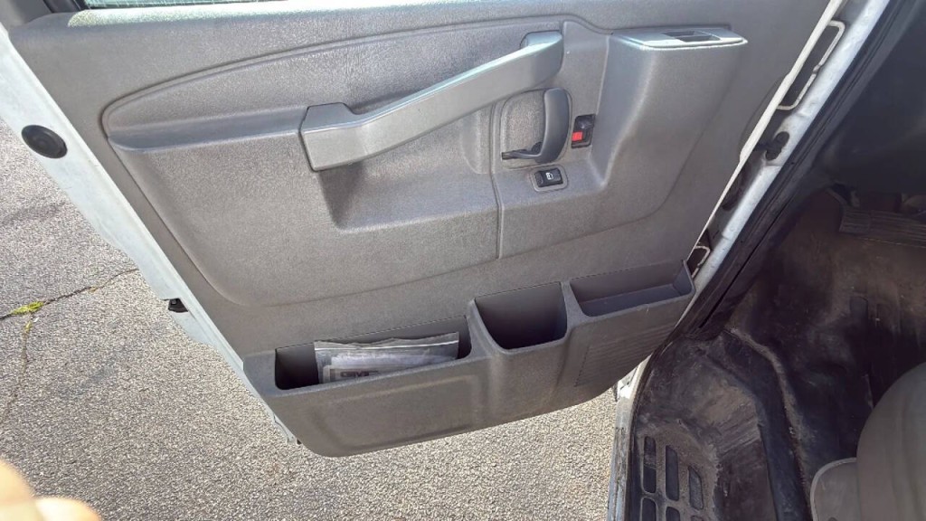 2017 GMC Savana Image 9