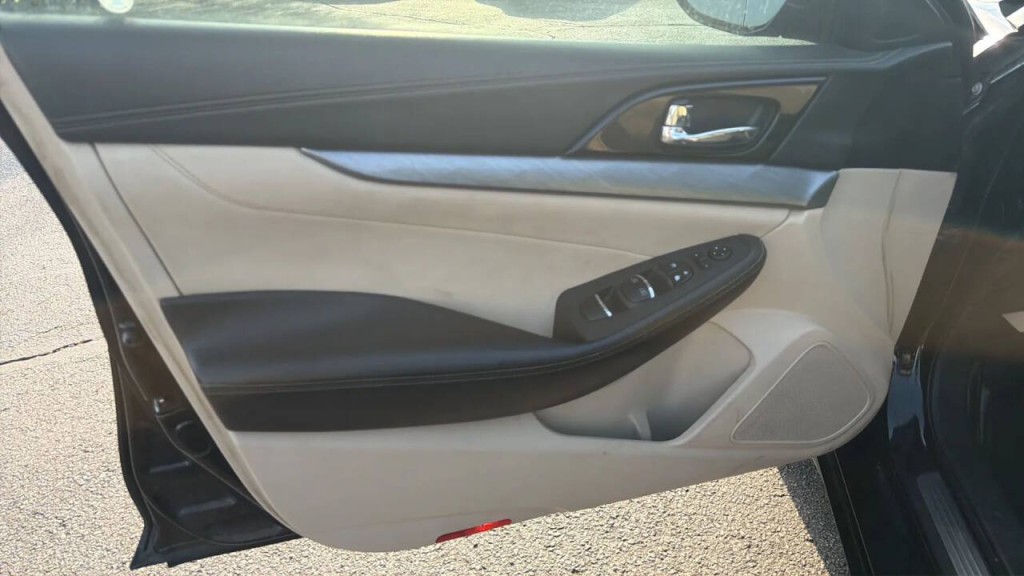 2016 Nissan Maxima Image 9