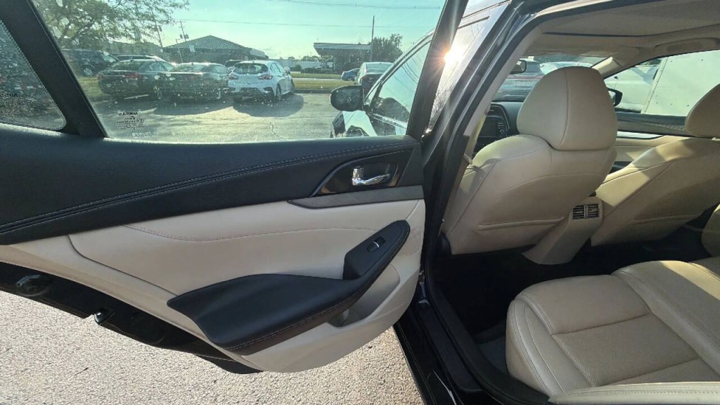 2016 Nissan Maxima Image 12