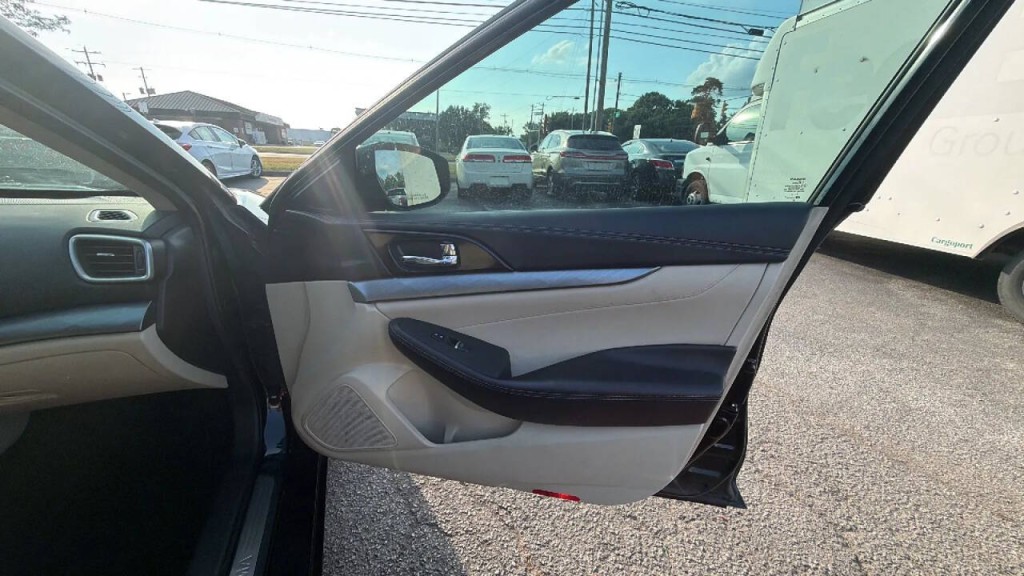 2016 Nissan Maxima Image 16