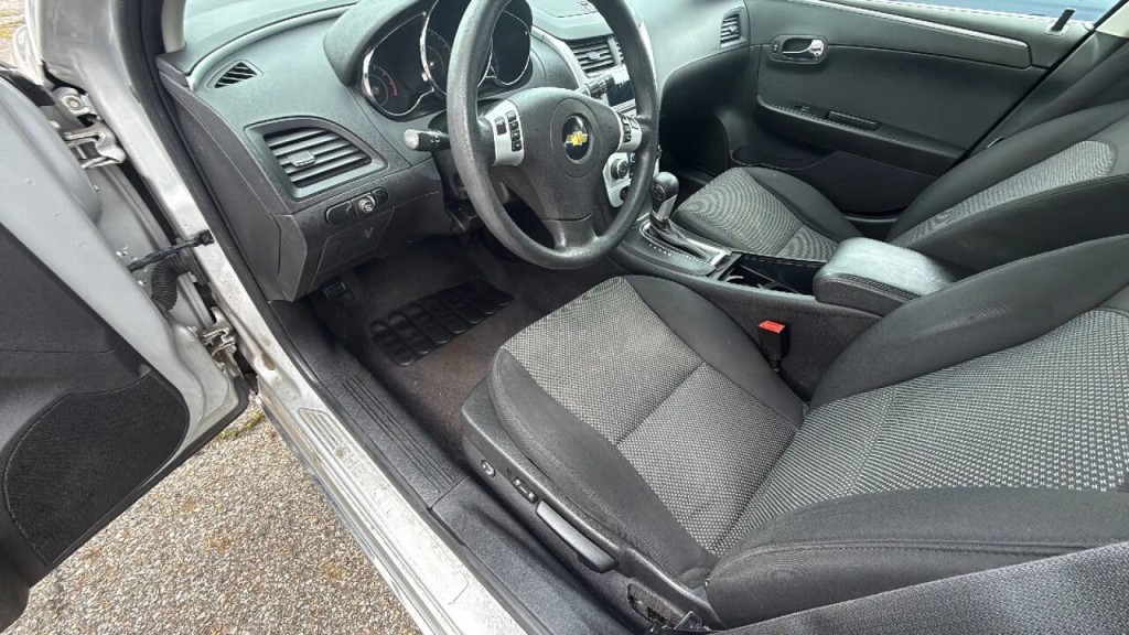2011 Chevrolet Malibu Image 10