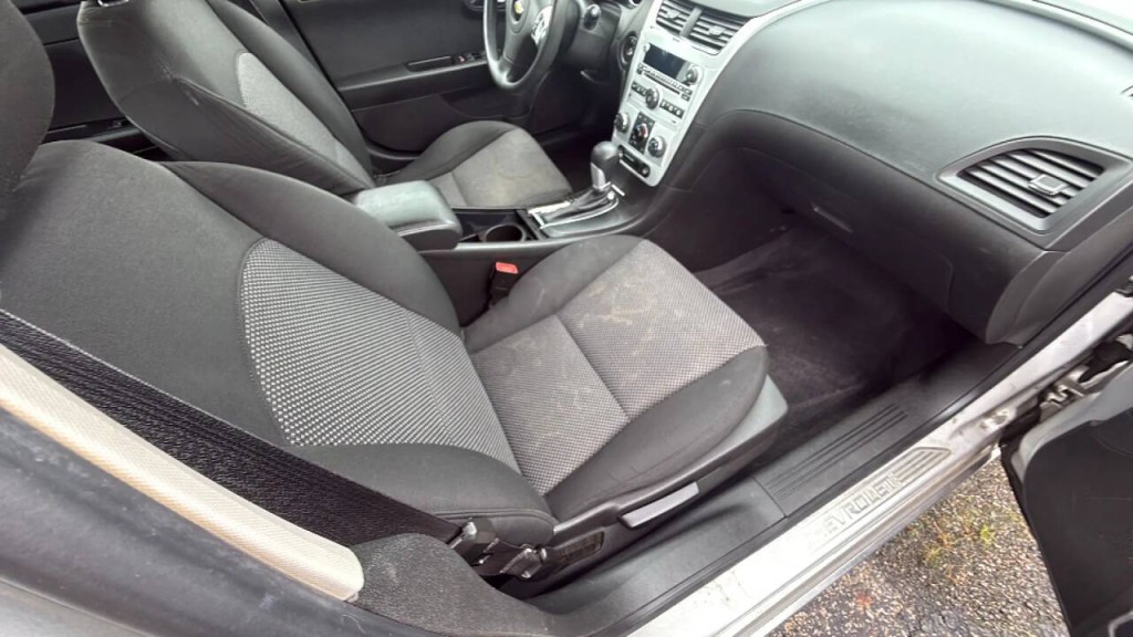2011 Chevrolet Malibu Image 16