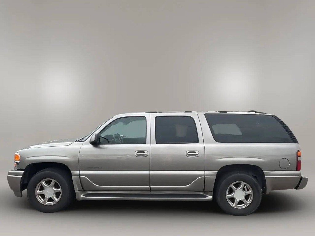 2003 GMC Yukon Image 2